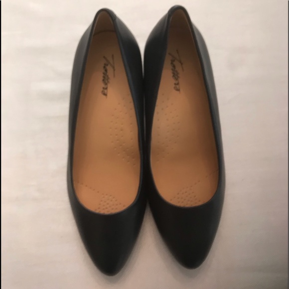 New in Box Trotters Kari Navy Blue Leather 2" Block Heel Pumps 7 Wide - Picture 6 of 10